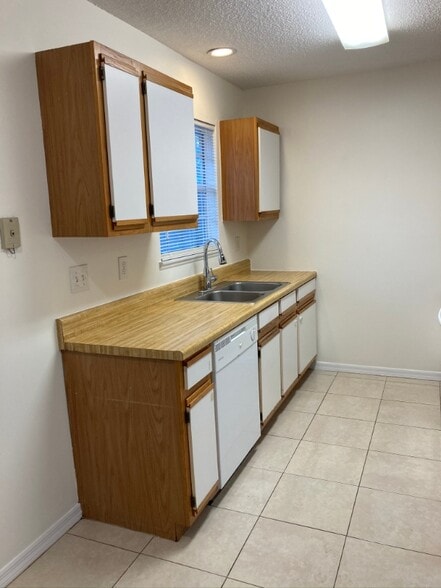 Building Photo - 1210 6th Dr