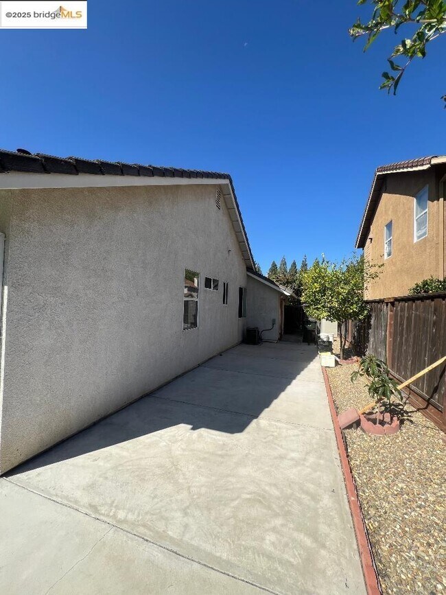 Building Photo - 2352 Whitetail Dr