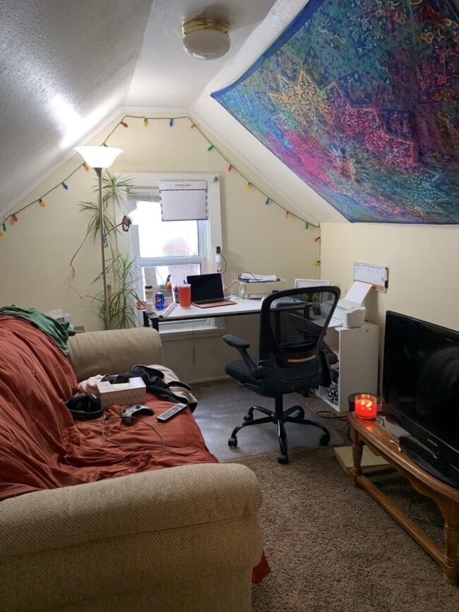 Building Photo - AVAILABLE NOW - 2 Bed 1 Bath Home in Craft District