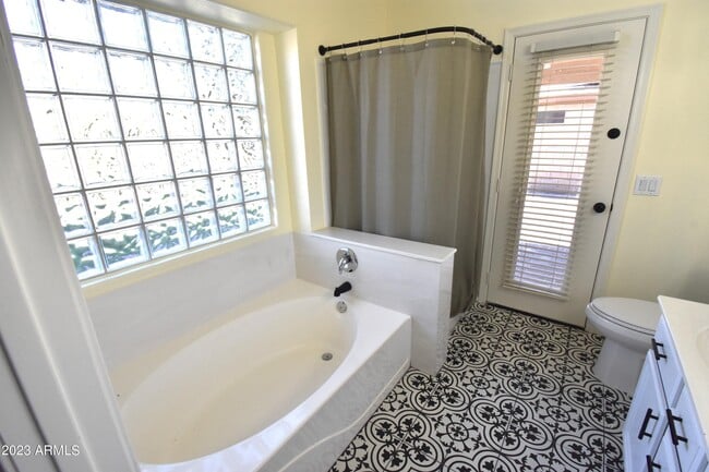 Building Photo - 10230 W Country Club Trail