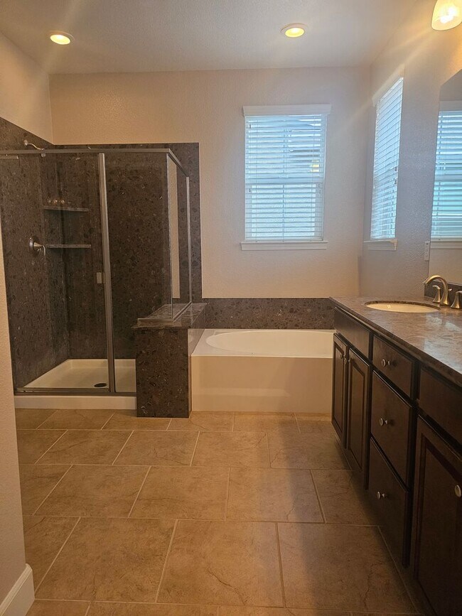 Building Photo - Beautiful 3 Bd 2 Bath home - Available NOW