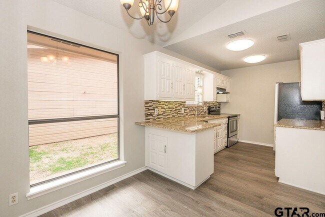 Building Photo - 5811 Hollytree Dr