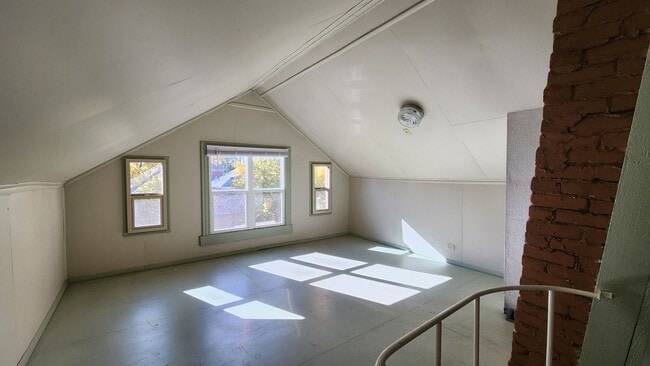 Building Photo - Charming House Near Providence