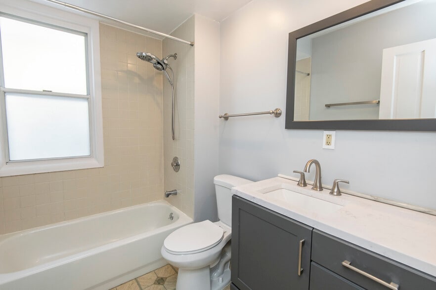bathroom - 2615 N Wauwatosa Ave