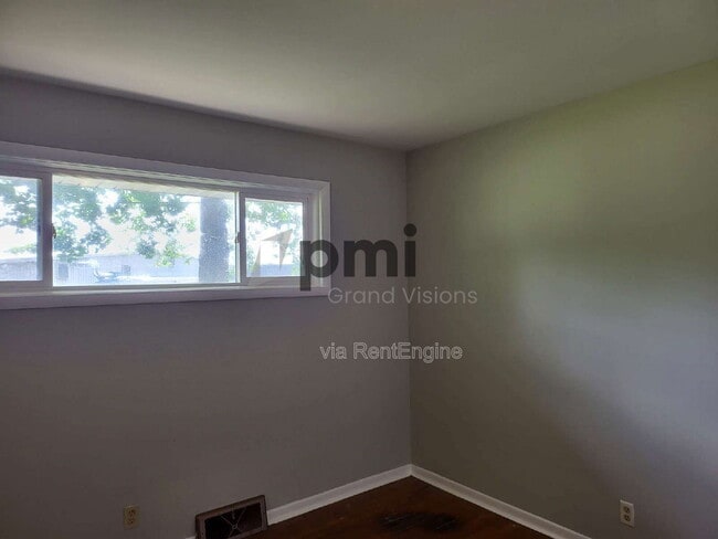 Building Photo - 1425 S Fairview Ave