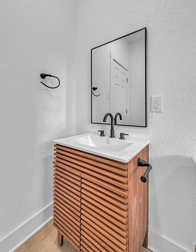 Building Photo - Spacious 4BD 2BA Home in Waco