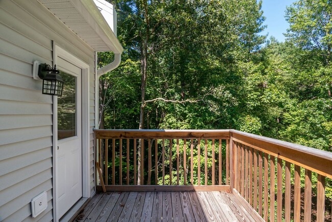 Building Photo - Beautiful 3 bed, 1/5 bath duplex in East R...