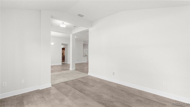 Building Photo - 23 Lone Pine St