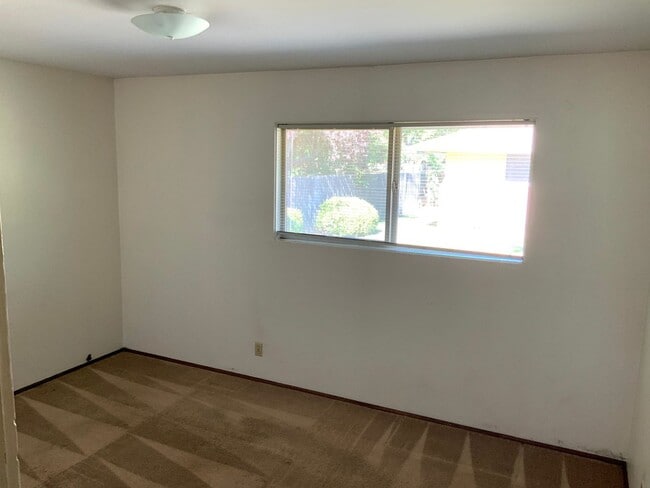 Building Photo - 2 Bedroom Near Harlow