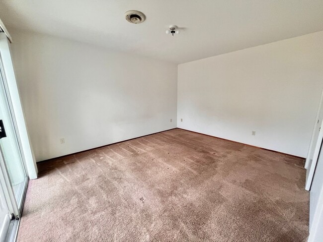 Building Photo - 3 Bedroom 2 Bath Duplex for Rent!