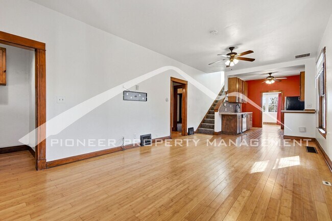 Building Photo - Beautiful Home with Fenced Yard and Washer/Dryer