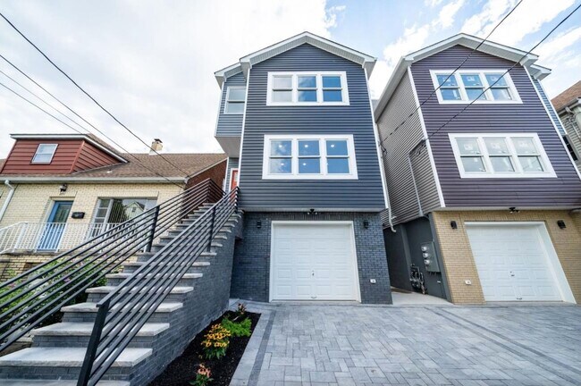 Building Photo - 275 Pearsall Ave