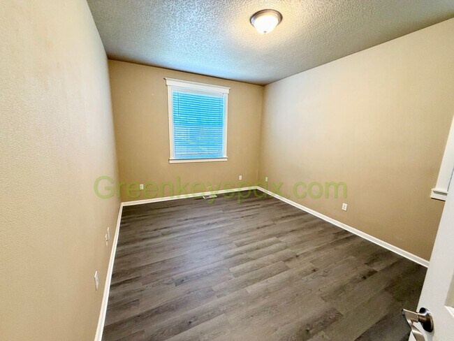 Building Photo - Gorgeous House in Upscale Neighborhood in Tigard, 5 Bedrooms plus Den/Office, 3.5 Bathrooms, Larg...