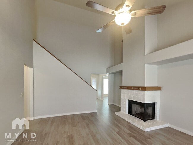 Building Photo - 634 N Quartz St