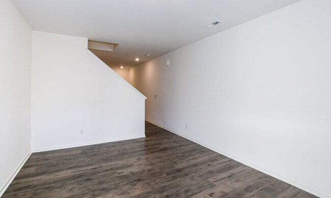Building Photo - BEAUTIFUL 3BD/2.5BTH Townhome - Belmont - JULY MOVE IN