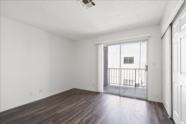 Building Photo - 3649 S Van Dyke Ave