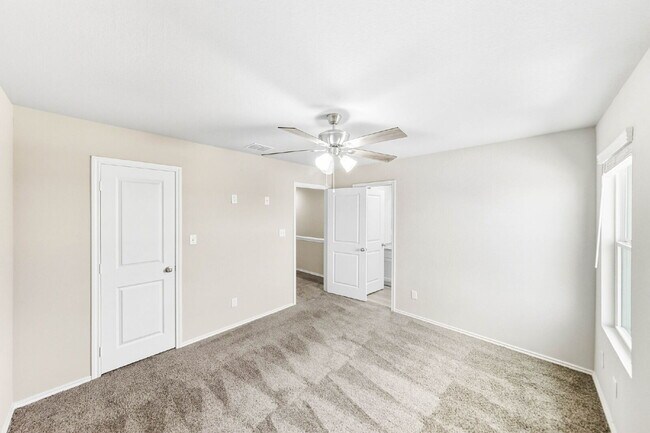 Building Photo - Discover Modern Comfort