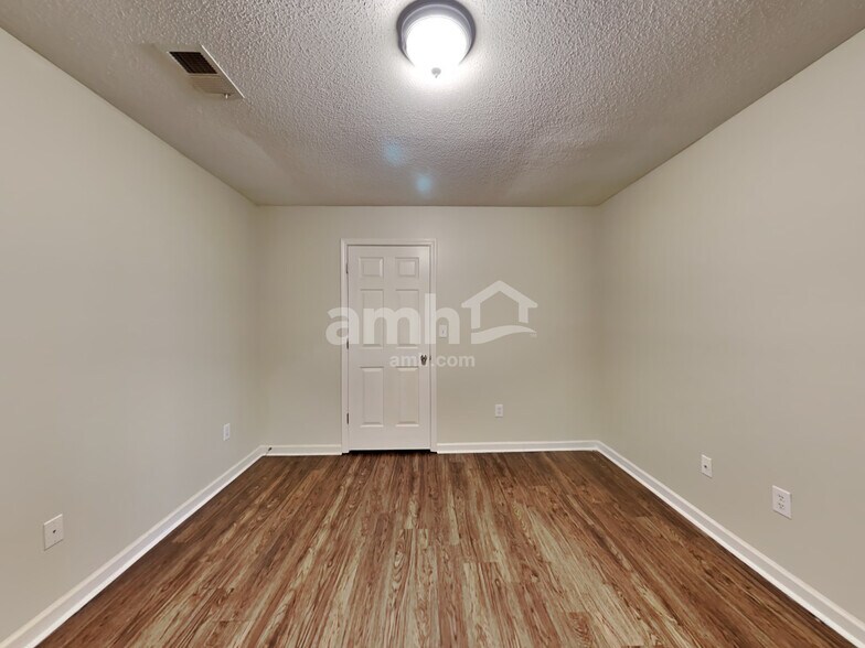 Building Photo - 2713 Country Glade Cv N