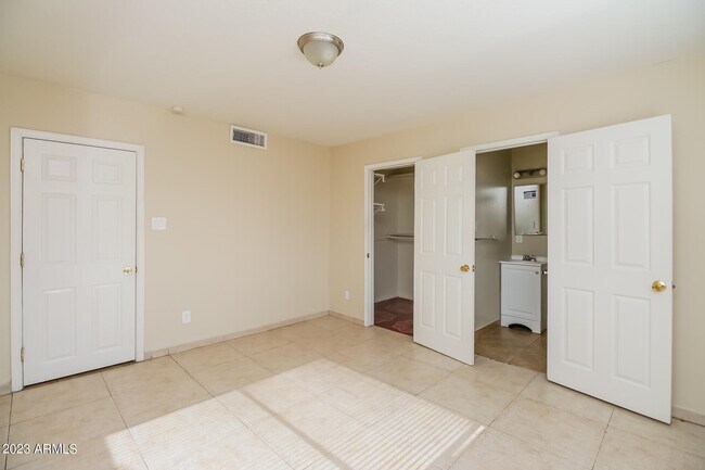 Building Photo - 4610 S 21st St