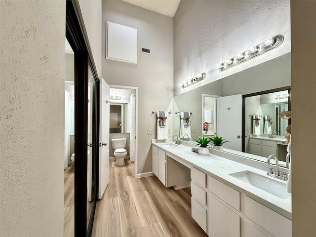 Building Photo - 7122 Wood Hollow Dr