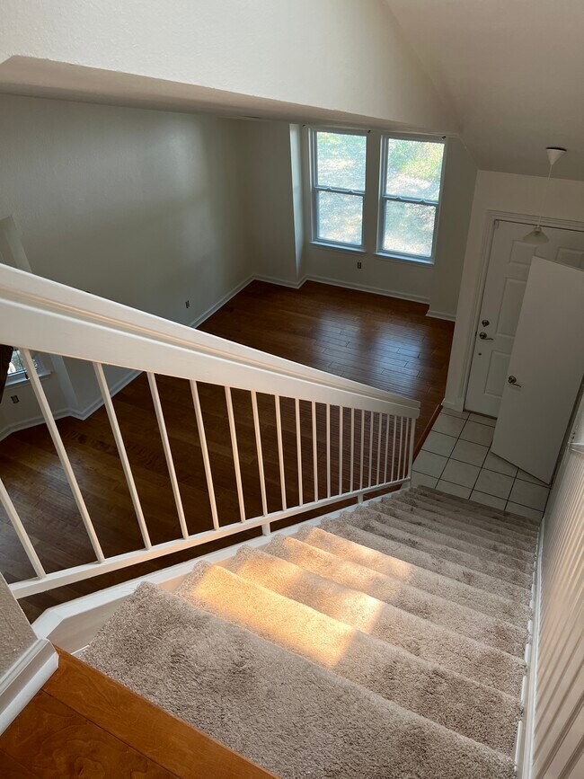 Building Photo - 1222 Circle View Ct