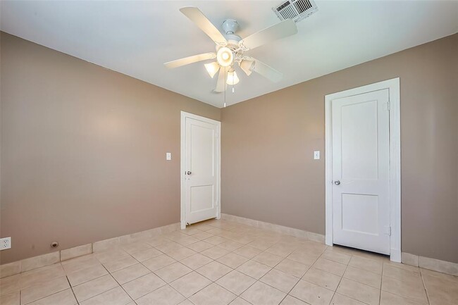 Building Photo - 418 E Witcher Ln
