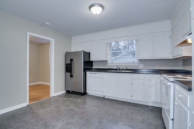 Building Photo - Updated 3 Bed 2 Bath off Columbia Rd