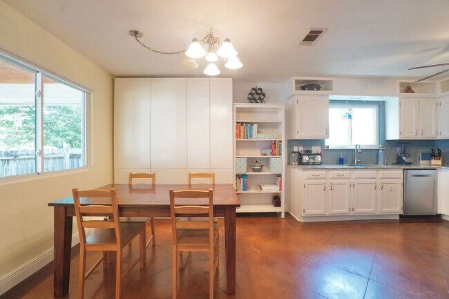 Building Photo - 4600 Pelham Dr