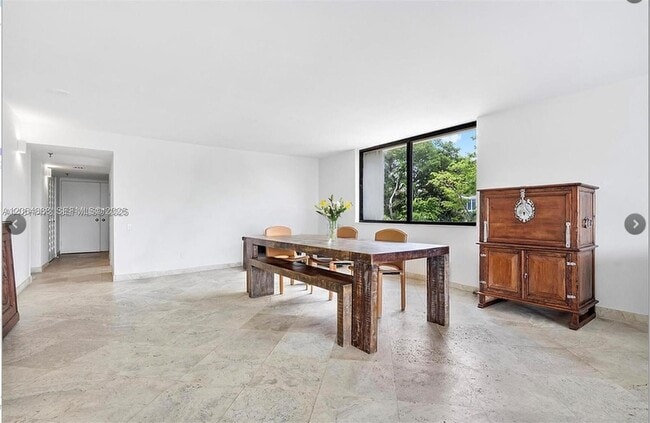 Building Photo - 2575 S Bayshore Dr