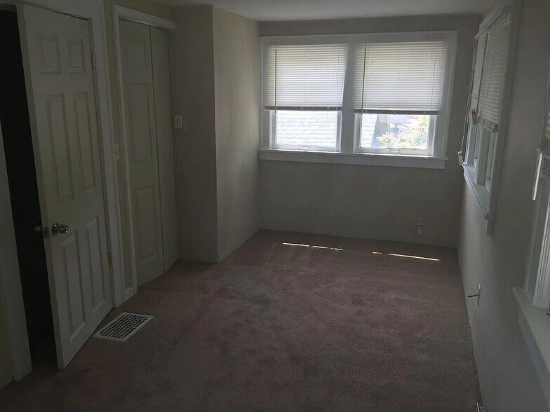 Building Photo - 5836 Euclid Ave