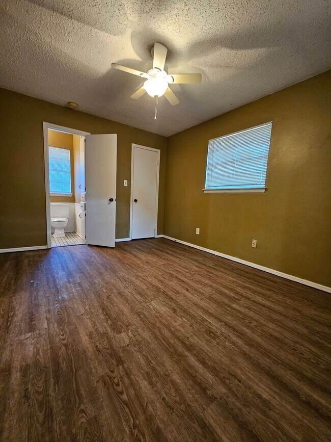 Building Photo - (3) Bed/(1.5) Bath Avail NOW! Pet Negotiable!