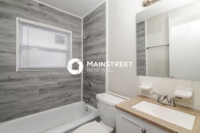 Building Photo - 3 Bedroom Pet-Friendly Home in LOUISVILLE, KY with Main Street Renewal