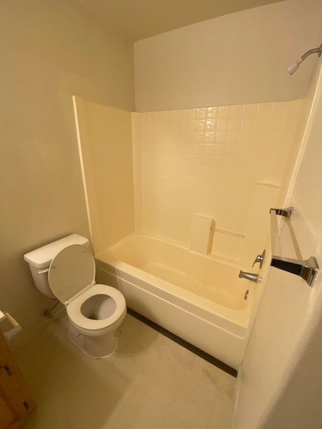 Building Photo - Charming 3 Bedroom