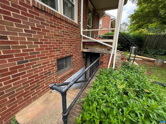 Building Photo - 126 Azalea Dr