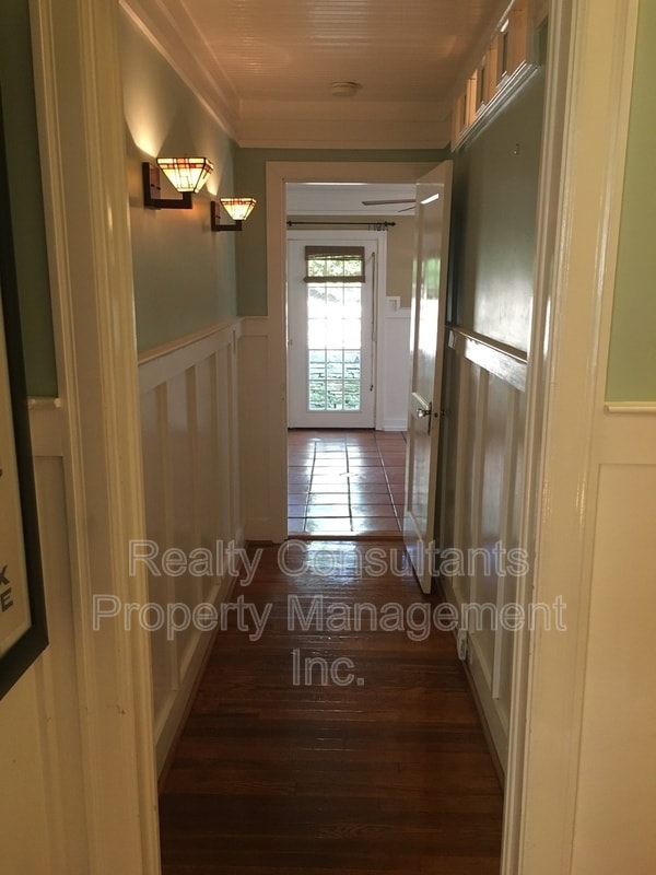 Building Photo - 2461 Lyndhurst Ave