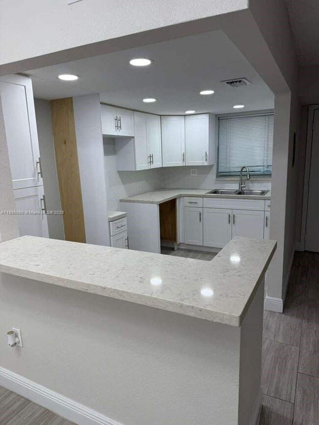 Building Photo - 9353 Fontainebleau Blvd