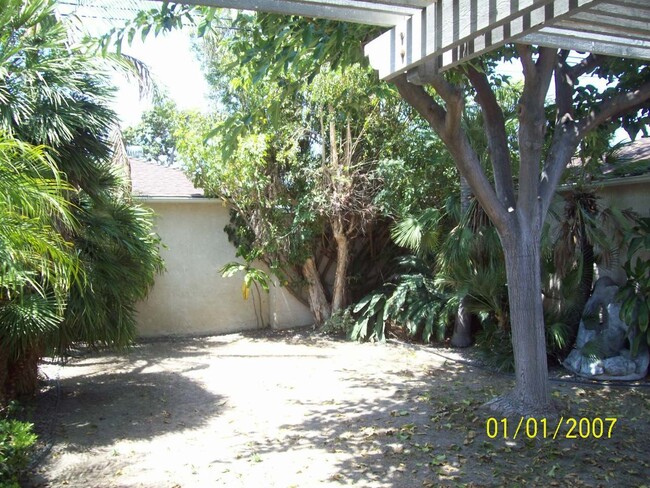 Building Photo - 3 BEDROOM, 1 BATH ON TREE LINED STREET