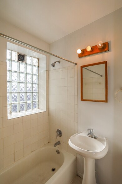 Building Photo - 1628 W Morse Ave