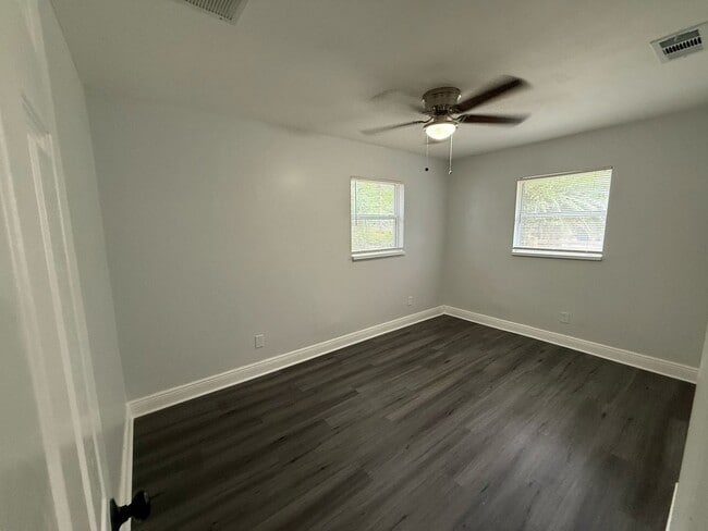 Building Photo - NEW, LOWER PRICE! 3/1 Duplex AVAILABLE NOW!
