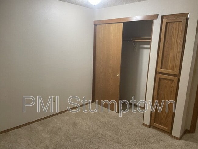 Building Photo - 14745 SW Surrey Ct