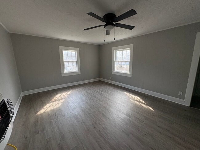 Building Photo - 611 E Main St