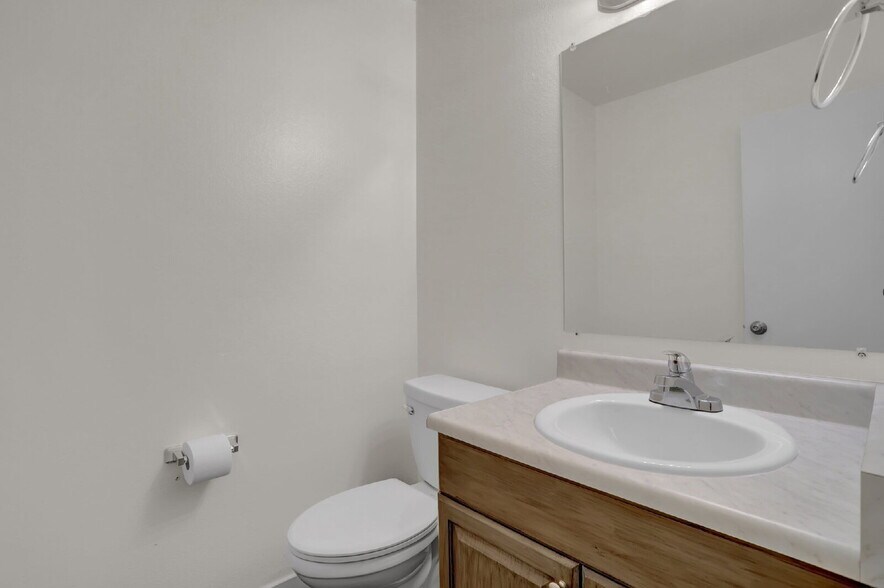 Building Photo - Fully Remodeled End-Unit Townhome Near Pet...