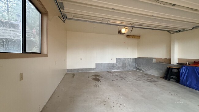 Building Photo - Full Time Rental On Crestview