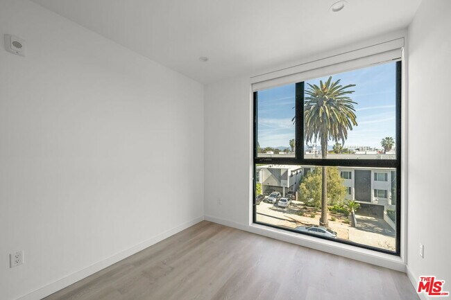 Building Photo - 3755 S Canfield Ave