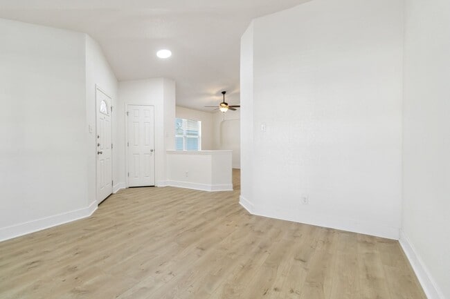 Building Photo - Gorgeous 3 bedroom, 2 bath home with a study near the Forum & Randolph AFB!