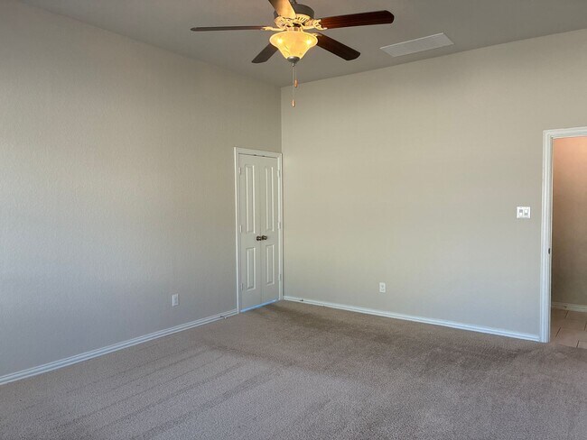 Building Photo - !! MOVE IN SPECIAL: Get 50% OFF!! 4BR/3BA House • In-Unit W/D • Attached Garage  • Backyard in Sa...