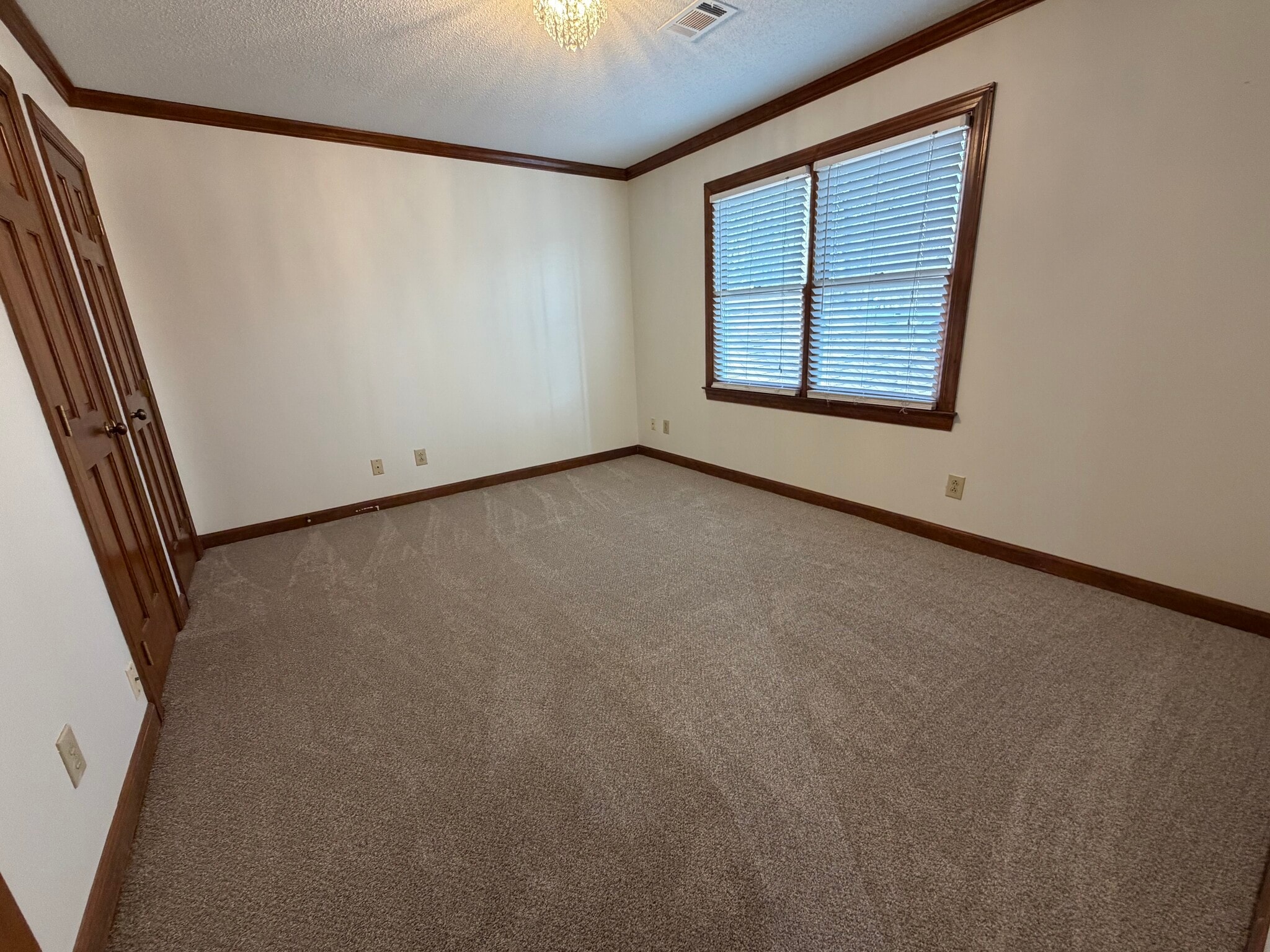 Building Photo - 3901 Buncombe Dr