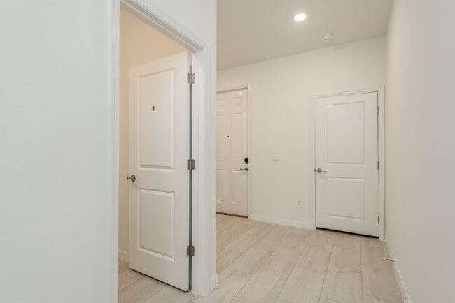 Building Photo - 18234 Pleasantview Blvd