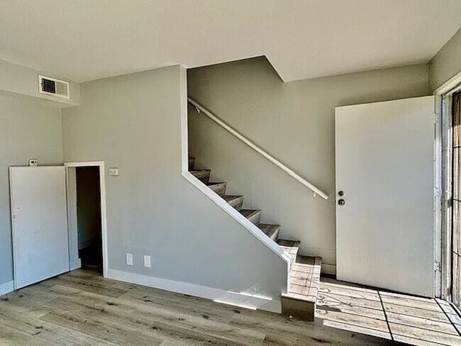 Building Photo - 1018 Mission Dr