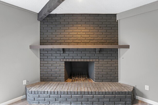 Building Photo - " Renovated 3-Bed, 2.5 Bath in Olathe - Available Now!"  1st month's rent is FREE!*